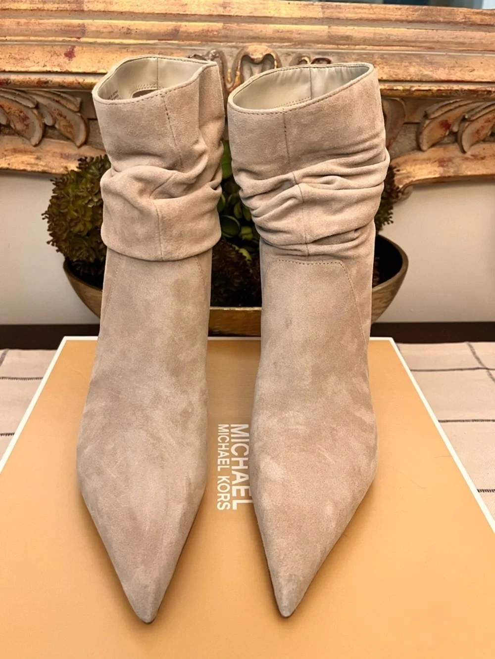 NIB Michael Kors Size 8 Slouchy Pointed-Toe Suede Ankle Boots Beige Modern Sexy